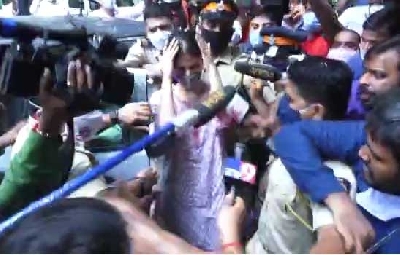 Bollywood reacts to Rhea being mobbed at NCB office