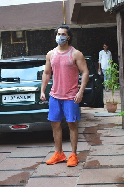 Mumbai: Actor Varun Dhawan seen at Juhu in Mumbai on Sep 7, 2020. (Photo: IANS)
