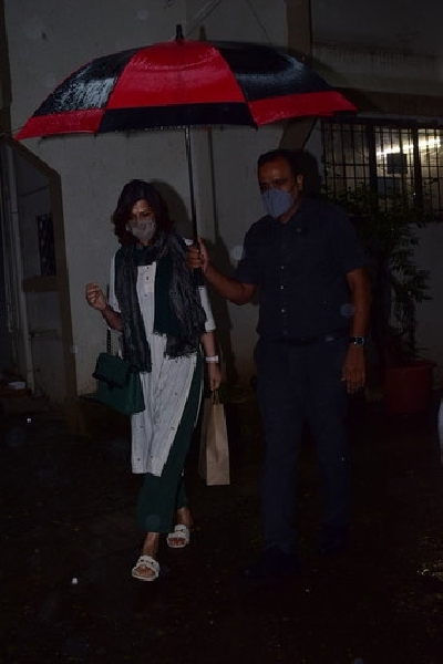 Mumbai: Actress Sonali Bendre seen at Juhu in Mumbai on Sep 12, 2020. (Photo: IANS)