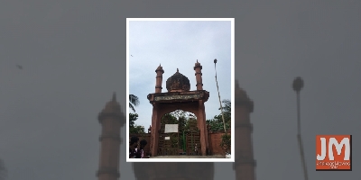 Chandan Roy Sanyal visits Irrfan's grave