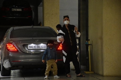 Mumbai: Actress Kareena Kapoor Khan seen with her son Taimur Ali Khan at her mother Babita's house in Mumbai on Sep 19, 2020. (Photo: IANS)