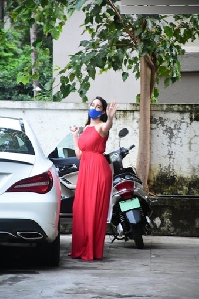 Mumbai: Actress Nora Fatehi seen at Bandra in Mumbai on Sep 18, 2020. (Photo: IANS)