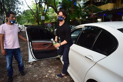 Mumbai: Tiger Shroff seen at dubbing studio in Mumbai's Juhu on September 26, 2020. (Photo: IANS)
