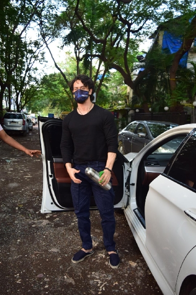 Mumbai: Tiger Shroff seen at dubbing studio in Mumbai's Juhu on September 26, 2020. (Photo: IANS)