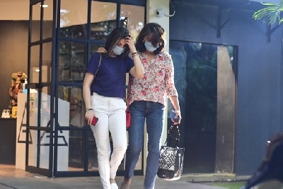 Mumbai: Actress Neetu Kapoor and her daughter Riddhima Kapoor seen at Bandra in Mumbai on Sep 30, 2020. (Photo: IANS)