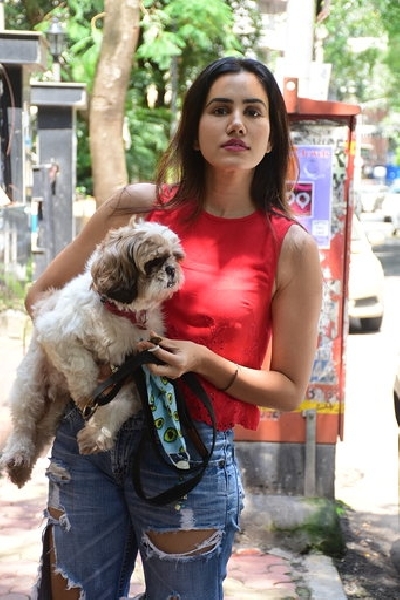 Mumbai: Actress Sonnalli Seygall seen at Bandra in Mumbai on Sep 29, 2020. (Photo: IANS)