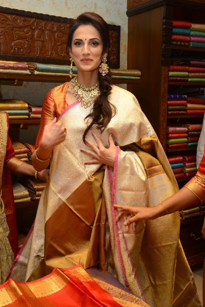 Shilpa Reddy Inaugurated VRK Silks at Jubilee Hills