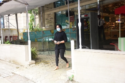 Mumbai: Producer and actor Tiger Shroff's mother Ayesha Shroff seen at Mumbai's Khar on Oct 8, 2020. (Photo: IANS)