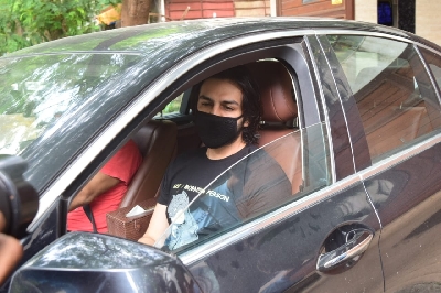 Mumbai: Kartik Aryan seen at Manish Malhotra's house in Mumbai's Bandra on October 18, 2020. (Photo: IANS)