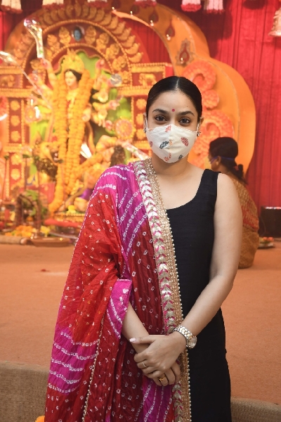 Mumbai: Actress Sumona Chakravarti during Maha Ashtami celebrations at North Bombay Sarbojanin Durga Puja pandal, in Mumbai on Oct 24, 2020. (Photo: IANS)