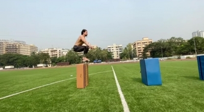 Tiger Shroff burns cake calories.