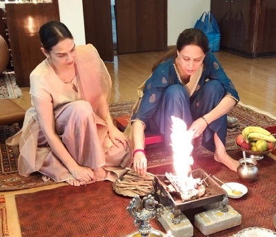 Hema Malini performs havan on daughter Esha Deol