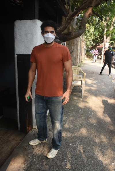 Mumbai: Actor Aditya Roy Kapoor seen at Bandra in Mumbai on Nov 4, 2020. (Photo: IANS)