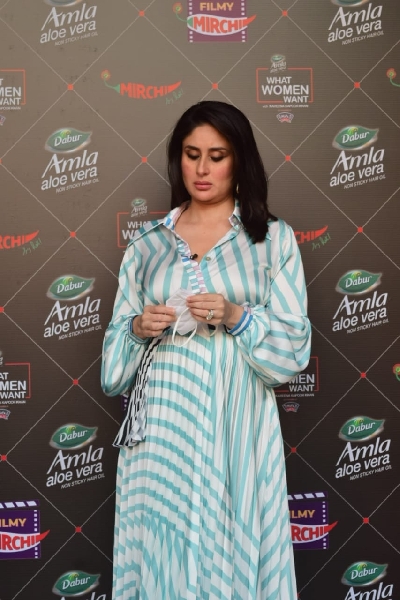 Mumbai: Actress Kareena Kapoor Khan seen at Mehboob studio in Mumbai's Bandra on November 08, 2020. (Photo: IANS)