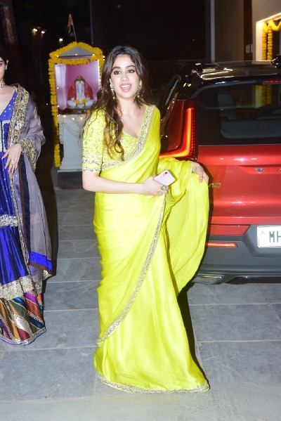 Mumbai: Janhvi And Khushi Kapoor at Boney Kapoor's Office in Mumbai's Andheri on November 14, 2020. (Photo: IANS)