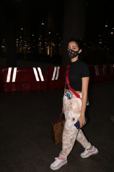 Mumbai: Actress Ananya Panday seen at the Chhatrapati Shivaji Maharaj International Airport in Mumbai on Nov 24, 2020. (Photo: IANS)