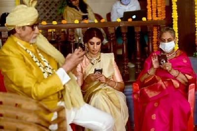 Big B shoots with wife Jaya, daughter Shweta