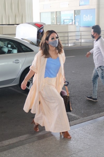 Mumbai: Actress Hina Khan seen at the Chhatrapati Shivaji Maharaj International Airport in Mumbai on Nov 26, 2020. (Photo: IANS)