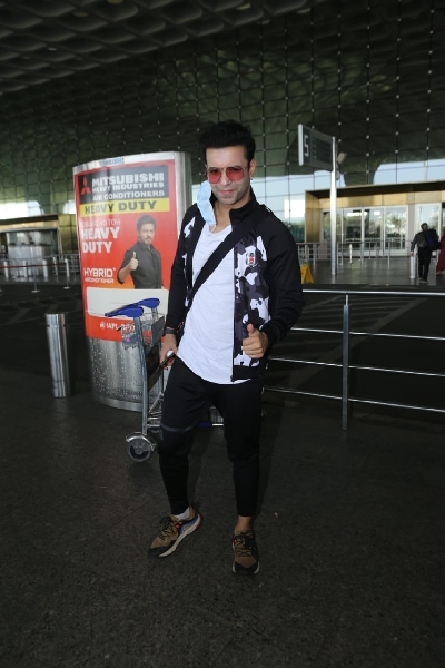 Mumbai: Actor Aamir Ali seen at the Chhatrapati Shivaji Maharaj International Airport in Mumbai on Dec 1, 2020. (Photo: IANS)