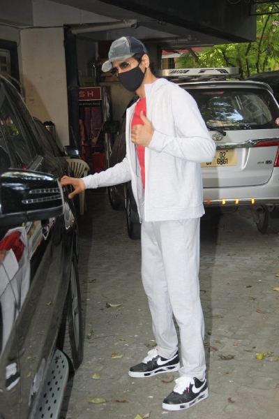 Mumbai: Actor Sidharth Malhotra seen at Bandra in Mumbai on Dec 9, 2020. (Photo: IANS)