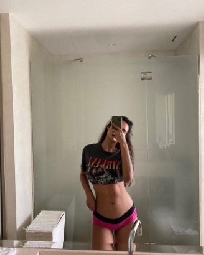 Esha Gupta flaunts toned midriff.