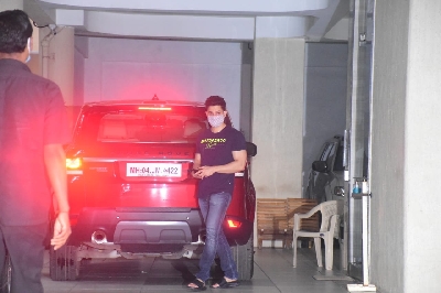 Mumbai: Actor Kunal Khemu seen at the residence of veteran actress Babita, in Mumbai's Bandra on Dec 16, 2020. (Photo: IANS)