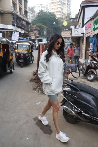 Mumbai: Actress Sonal Chauhan seen at Bandra in Mumbai on Dec 18, 2020. (Photo: IANS)