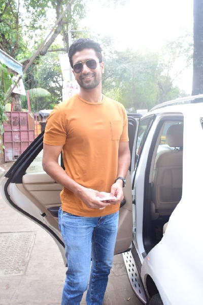 Mumbai: Actor Vicky Kaushal seen at Andheri in Mumbai on Dec 22, 2020. (Photo: IANS)