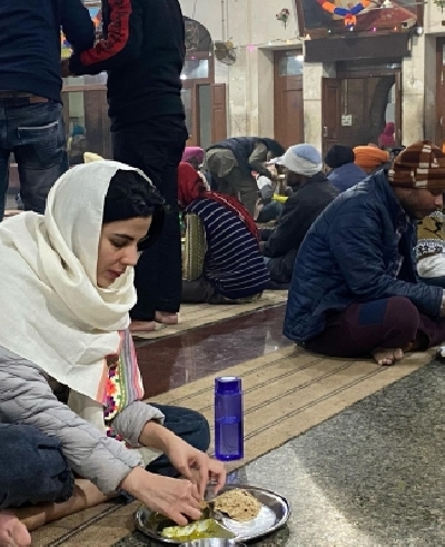 Kirti Kulhari visits Golden Temple to seek blessings