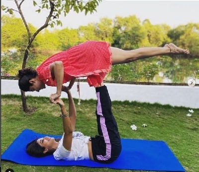 Shilpa Shetty lifts sister Shamita as part of her workout