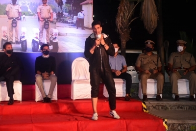 Akshay Kumar attends Mumbai Police event with Aaditya Thackeray, Anil Deshmukh.