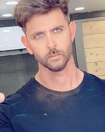 Hrithik Roshan posts a 'serious selfie'