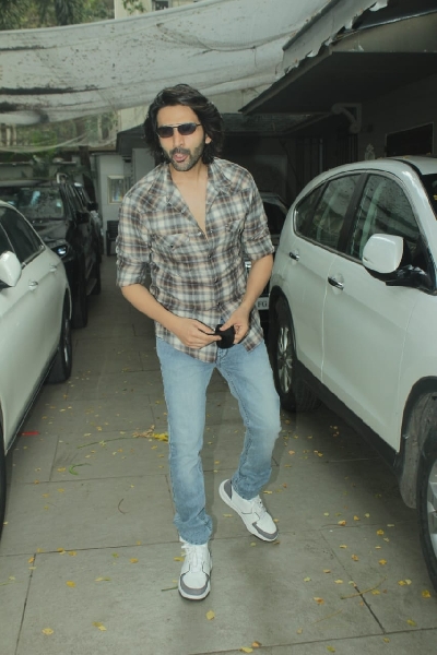 Mumbai: Actor Kartik Aaryan seen at Juhu in Mumbai on Jan 8, 2021. (Photo: IANS)