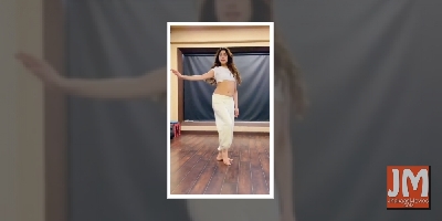 Janhvi Kapoor flaunts belly-dancing skills on Kareena song