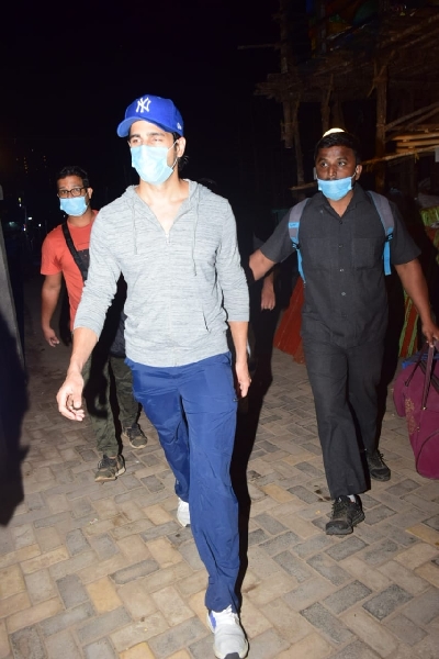Mumbai: Sidharth Malhotra Spotted Versova Jetty on 23 jan 2021. (Photo: IANS)