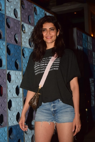 Mumbai: Karishma Tanna Spotted Bandra on 24 jan 2021. (Photo: IANS)