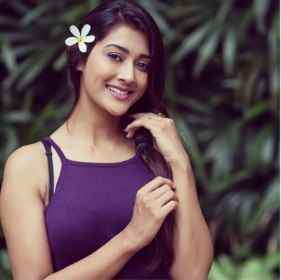 Actress Pooja Jhaveri feels Telugu star Allari Naresh has great comic timing, and says that he can make people laugh even with a straight face.