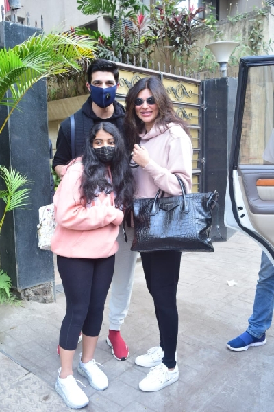Mumbai: Sushmita Sen with her daughter & Boyfriend at Bandra on Jan 29, 2021. (Photo: IANS)