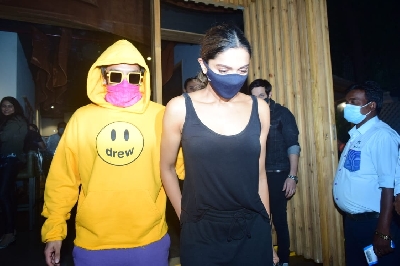 Mumbai:  Ranveer Singh & Deepika Padukone snapped at Mizu restaurant,Bandra on Jan 29, 2021. (Photo: IANS)