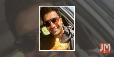 Vicky Kaushal greeted at Indore airport with samosa and jalebi by fan