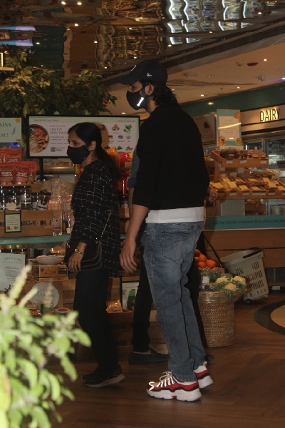 Mumbai: Kartik Aryan Spotted at Khar on Feb 01, 2021. (Photo: IANS)