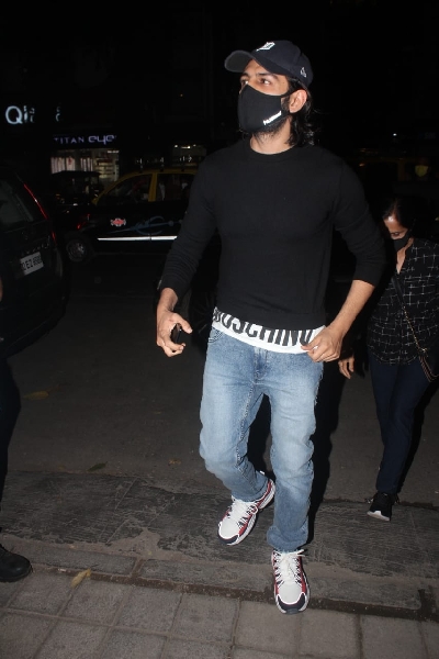 Mumbai: Kartik Aryan Spotted at Khar on Feb 01, 2021. (Photo: IANS)