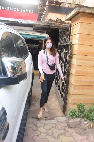 Mumbai: Rhea Chakraborty Shobhit Chakraborty spotted at gym Khar on Monday, 1st February 2021.(Photo: IANS/Sanjay Tiwari)