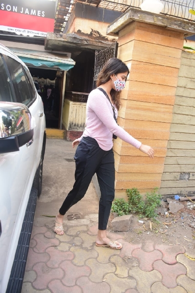 Mumbai: Rhea Chakraborty Shobhit Chakraborty spotted at gym Khar on Monday, 1st February 2021.(Photo: IANS/Sanjay Tiwari)
