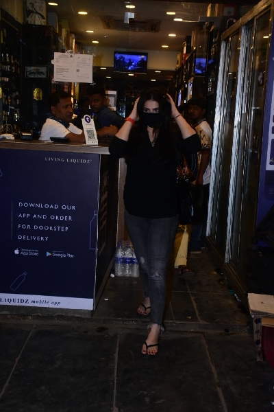 Mumbai: Zareen Khan Spotted at Bandra on Tuesday , 2nd February 2021.(Photo: IANS/Sanjay Tiwari)