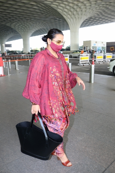 Mumbai: Vidya Balan and Siddharth Roy Kapur Spotted at Airport Departure on Saturday 06 February 2021.(Photo: IANS)