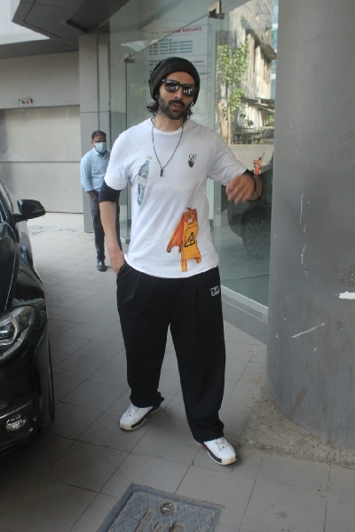 Mumbai:Kartik Aaryan seen at a dance class in Andheri on 9th February 2021.(Photo: IANS)