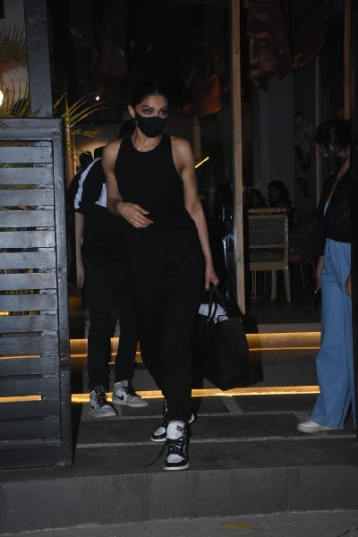 Mumbai: Deepika Padukone Spotted Mizu Restaurant in Bandra 11th February 2021. (Photo: IANS)