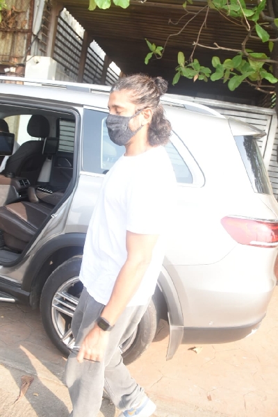 Mumbai: Farhan Akhtar Spotted in Bandra 11th February 2021. (Photo: IANS)