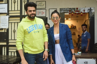 Mumbai: Rakul Preet Singh, Manish Paul & Mukesh Chhabra Post MettingAt Mukesh Chhabra Office In Andheri on Friday 19th February 2021.(Photo: IANS)
